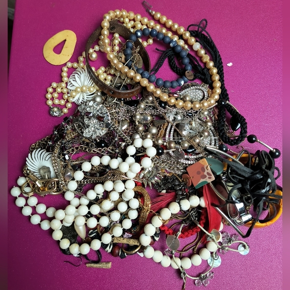 Lot Of Jewelry Broken Scrap And Crafts Jewelry 1lb4.5 - Picture 1 of 5
